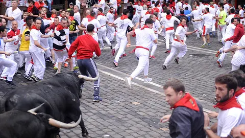 Quinto encierro de los Sanfermines 2017 con la ganadería de Jandilla en el tramo del Ayuntamiento. MIGUEL OSÉS (5)