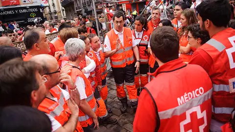 Cruz roja antes del encierro de San Fermín. MIGUEL OSÉS (2)