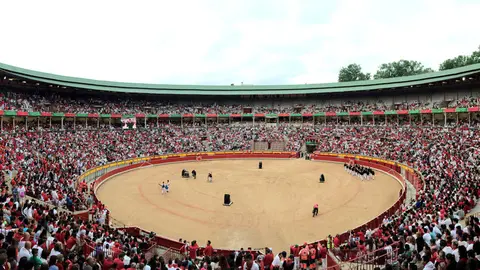 Imagen general de la plaza de toros de Pamplona antes del quinto encierro de San Fermín 2017 con toros de Jandilla.