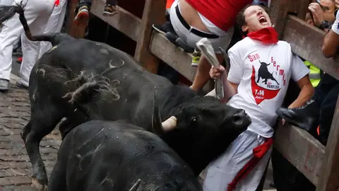 Los toros de Jandilla a su paso por Mercaderes en el quinto encierro de San Fermín 2017. EFE (3)