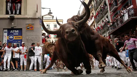 Los toros de Jandilla a su paso por Mercaderes en el quinto encierro de San Fermín 2017. EFE (5)