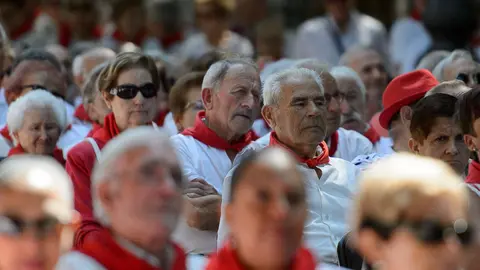 Los mayores disfrutan en su día grande del recital de jotas del Paseo Sarasate en San Fermín 2017. PABLO LASAOSA 07