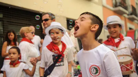 El struendo chiqui recorre las calles de Pamplona en los Sanfermines de 2017. MIGUEL OSÉS_5