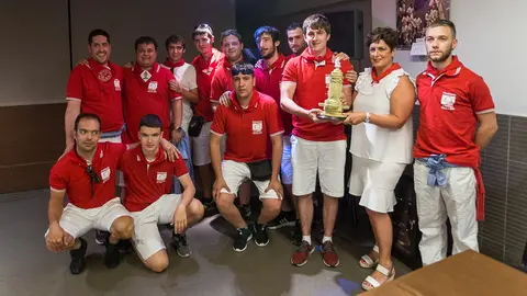 Sanfermines 2017. Entrega del premio del Hotel Maisonnave a la charanga Malatxo (09). IÑIGO ALZUGARAY