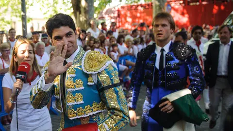 Cayetano, Roca Rey y Perera llegan a la plaza de toros de Pamplona para la quinta corrida de la Feria de San Fermín 2017. MIGUEL OSÉS_4
