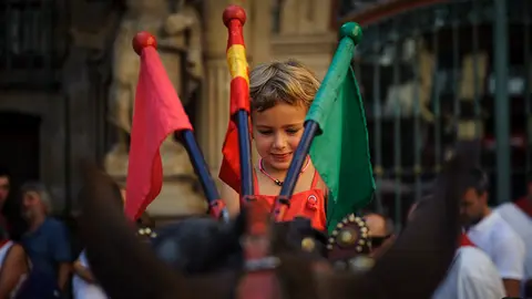 Las mulillas de Pamplona de camino a la plaza acompañadas de la Pamplonesa dirigida por el gallico de oro 2017. MIGUEL OSÉS_1