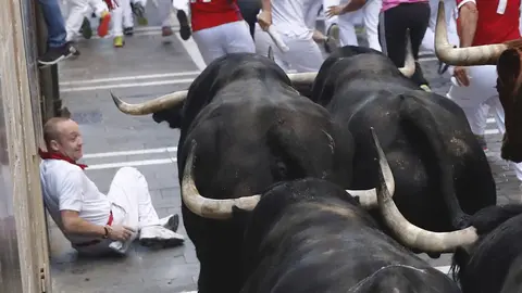 GRA020. PAMPLONA, 12/07/2017.- Los toros de la ganadería madrileña de Victoriano del Río llegan a la curva de Mercaderes de Pamplona, durante el sexto encierro de los Sanfermines 2017. EFE/ Villar López
