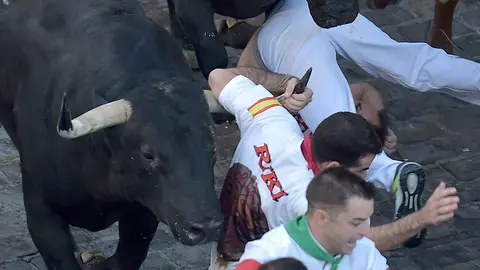 Sexto encierro de las fiestas de San Fermín 2017 a cargo de los toros de Victoriano del Río. PABLO LASAOSA 08