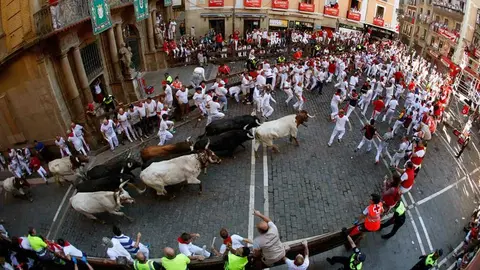 Los toros de la ganadería madrileña de Victoriano del Río durante el sexto encierro de los Sanfermines 2017. EFE (1)