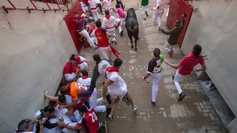 Sexto encierro de San Fermin con toros de Victoriano del Río en el tramo de callejón, 12 de Julio del 2017. MAITE H. MATEO -06