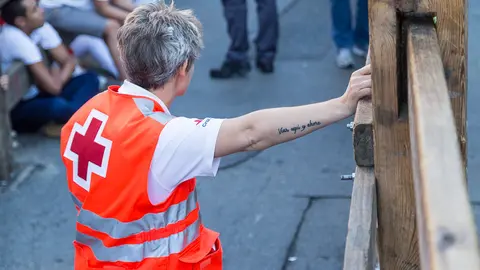 Espectadores en el vallado en los momentos previos al Sexto encierro de San Fermín 2017. IÑIGO ALZUGARAY
