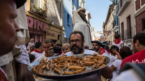 La comparsa baila a las puertas de la Churería de la Mañueta en homenaje a doña Paulina Fernández en Sanfermines MAITE H MATEO (1)