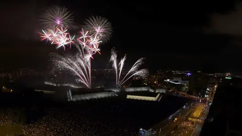 El parque de la Ciudadela acoge en las noches de San Fermín a miles de personas que se acercan para disfrutar de la colección de fuegos artificiales que ilumina el cielo de la capital navarra. EFE/Jesús Diges.