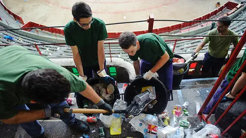 Los servicios de limpieza dejan la plaza de toros a punto tras fiesta vivida durante la corrida. MIGUEL OSÉS (11)