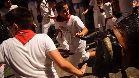 El encierro chiqui por la cuesta de Santo Domingo deja grandes carreras el 13 de julio de los Sanfermines 2017. MIGUEL OSÉS_23 (18)