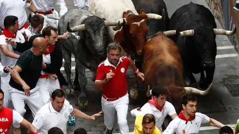 Los toros de la ganadería de Miura, de Lora del Río (Sevilla), enfilan la calle Estafeta en el último encierro de los Sanfermines 2017. EFE Jesús Diges (2)