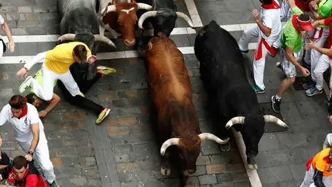 Los toros de la ganadería de Miura, de Lora del Río (Sevilla), enfilan la calle Estafeta en el último encierro de los Sanfermines 2017. EFE Jesús Diges (4)