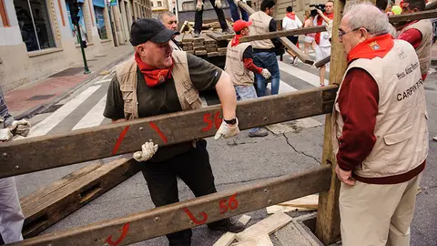 Retirada del vallado tras el último encierro de los sanfermines de 2017. MIGUEL OSÉS_8