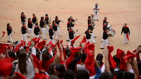 Ambiente y vaquillas en la plaza después del último encierro de las fiestas de San Fermín 2017. PABLO LASAOSA 04