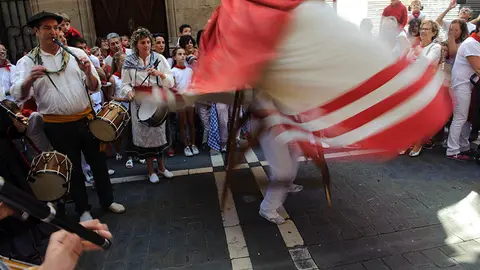 Salida de la octava y vuelta a la Plaza del Ayuntamiento. MIGUEL OSÉS_9