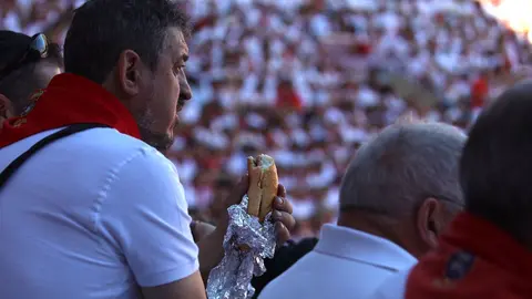 Ambiente festivo en las gradas de la plaza de toros durante la última corrida de la Feria de Sanfermines con los diestros RRafaelillo, Castaño y Pinar MAITE H MATEO 3