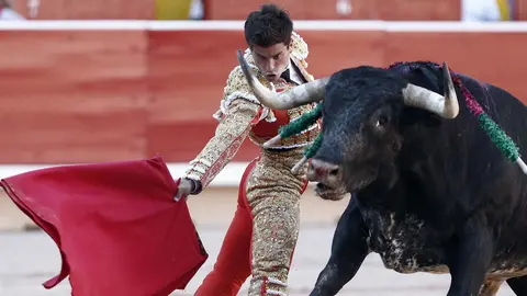 El torero Ruben Pinar durante la faena a su primero de la tarde en la útima de abono de estos Sanfermines 2017 donde compartió cartel con Rafael Rubio Luján &#34;Rafaelillo&#34; y Javier Castaño. EFE/Jesús Diges
