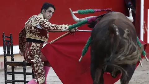 El torero Javier Castaño durante la faena a su segundo de la tarde en la última de abono de estos Sanfermines 2017 donde compartió cartel con Rafael Rubio Luján &#34;Rafaelillo&#34; y Ruben Pinar. EFE/Jesús Diges