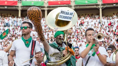  Despedida de las peñas en la plaza de toros de Pamplona en los Sanfermines 2017. IÑIGO ALZUGARAY (34)