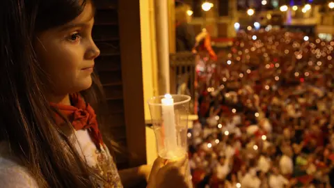 Miles de personas, en un ambiente marcadamente familiar, despiden los Sanfermines de 2017 encendiendo las velas del Pobre de Mí MAITE H MATEO