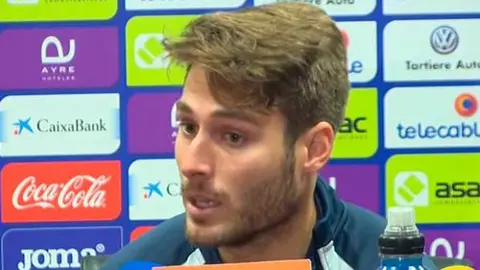 El futbolista navarro comparece ante los medios en la sala de prensa del Real Oviedo