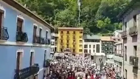 Imagen del accidentado chupinazo de Placencia de Armas en el que el cohete ha caído entre los asistentes al acto TWITTER PLAENTXIA