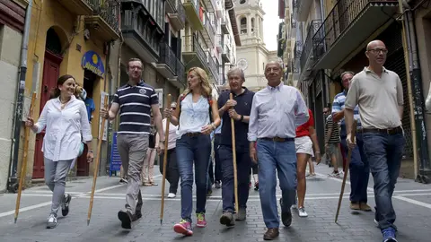 El vicesecretario de Política Social y Sectorial del PP, Javier Maroto (2i), ha recorrido un tramo del Camino de Santiago entre Pamplona y Cizur Menor, acompañado entre otros por la presidenta del PPN, Ana Beltrán. EFE/Villar López