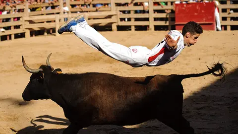 Concurso de recortes de La Vaca Brava en Larraga. MIGUEL OSÉS_11