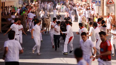 Tercer encierro de las fiestas de San Adrían con reses de la ganadería de Jose Antonio Baigorri El Pincha. MIGUEL OSÉS (7)