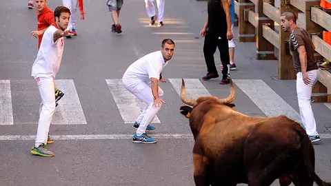 Cuarto encierro de las fiestas de Tudela con la ganadería navarra Merino de Marcilla. MIGUEL OSÉS (15)
