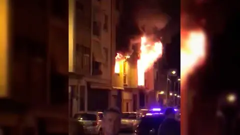 Imágenes captadas por los vecinos del incendio tras la gran explosión que ha tenido lugar en Puente la Reina de madrugada. CEDIDA