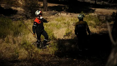 Los bomberos intentan extinguir por completo el incendio de Falces tras haberse reavivado esta mañana. MIGUEL OSÉS_21