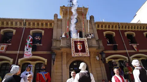 La comparsa de Gigantes de Estella ha prendido el Chupinazo en fiestas de Estella. ÍÑIGO ALZUGARAY (1)
