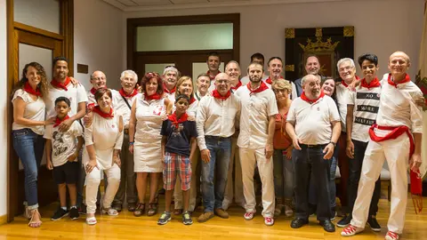 El alcalde de Estella, de Bildu, junto a otros miembros de la formación de la localidad y de otros puntos de Navarra. IÑIGO ALZUGARAY