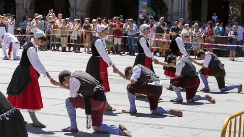 Baile de la Era en la plaza de los Fueros de Estella tras el chupinazo (27). IÑIGO ALZUGARAY
