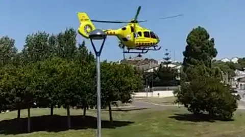 El helicóptero que ha trasladado al hombre de 81 años que ha fallecido ahogado en Calafell, en Tarragona FACEBOOK BLOG DE SEGUR DE CALAFELL