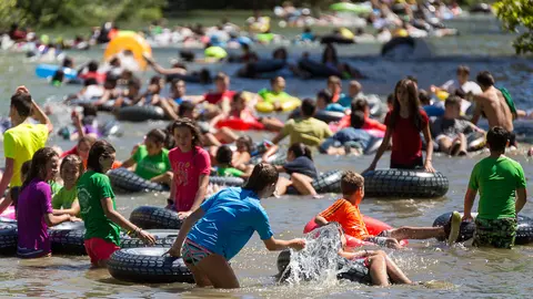 Tradicional descenso del Ega de los jóvenes de Estella tras el chupinazo de la localidad (24). IÑIGO ALZUGARAY