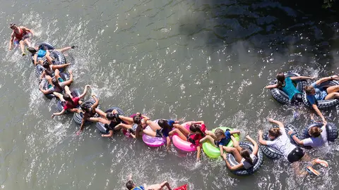 Tradicional descenso del Ega de los jóvenes de Estella tras el chupinazo de la localidad (35). IÑIGO ALZUGARAY