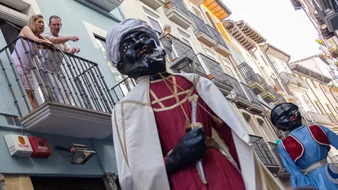 Salida de la comparsa de Gigantes y Cabezudos de Estella (2). IÑIGO ALZUGARAY