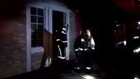 Los bomberos intervienen en el incendio de un bar en la calle Esquíroz de Pamplona. BOMBEROS DE NAVARRA
