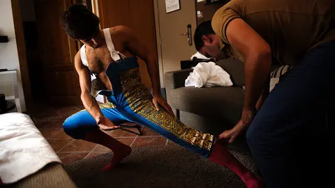 El torero de Cintruénigo, Javier Marín, se ciñe su traje de luces en un hotel horas antes del comienzo de su primera tarde como matador en Estella. MIGUEL OSÉS (8)