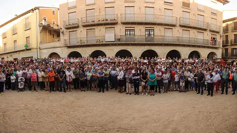 Concentración silenciosa en la Plaza del Ayuntamiento de Puente la Reina en recuerdo del joven muerto en la explosión. MIGUEL OSÉS (1)