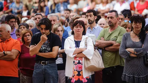 Concentración silenciosa en la Plaza del Ayuntamiento de Puente la Reina en recuerdo del joven muerto en la explosión. MIGUEL OSÉS_9