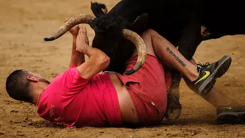 El premio al mejor recorte anima a la gente a saltar a las vaquillas posteriores al encierro. MIGUEL OSÉS_9