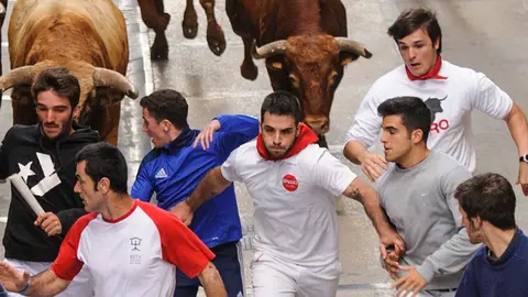 El primer encierro de novillos de Macua deja unas carreras rápidas y sin ningun percance. MIGUEL OSÉS_13